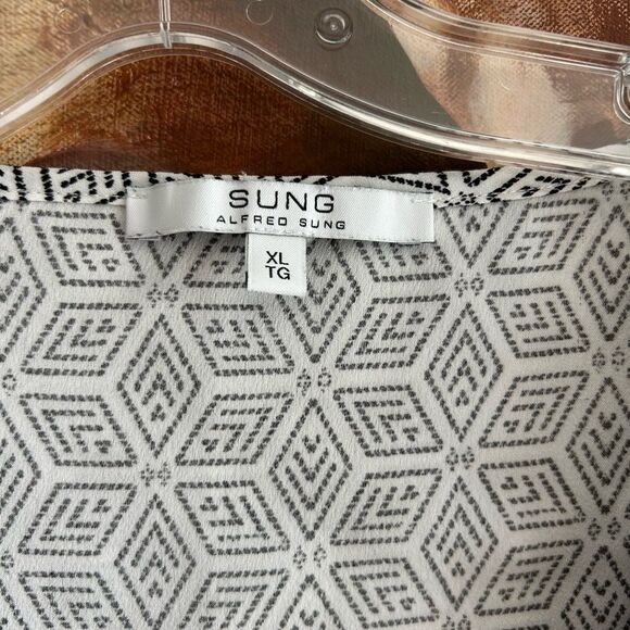 ALFRED SUNG Geometric Black and White Blouse - Picture 7 of 15